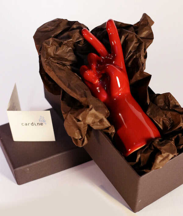 Mano rossa vittoriosa. scatola mano rossa vittoriosa. scatola